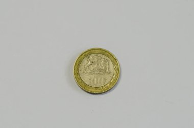 Gri arkaplanda eski paranın yakın plan görüntüsü