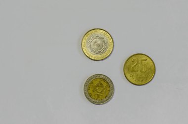 Gri arkaplandaki eski paraların yakın plan görüntüsü