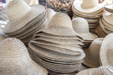 Marketteki hasır şapka yığınının yakın plan görüntüsü 