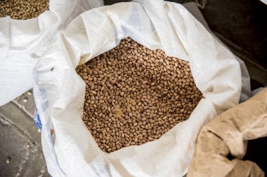 Ahşap zemin üzerinde mercimek çuvalının yakın plan görüntüsü