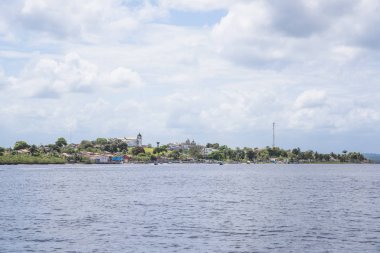Kingston, Kanada 'daki St Lawrence Nehri boyunca güzel bir şehir silueti.
