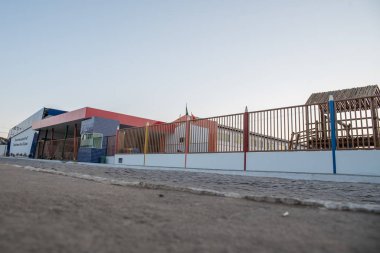 Okul binasının modern cephesinin manzarası