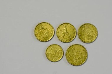 Gri arkaplandaki eski paraların yakın plan görüntüsü