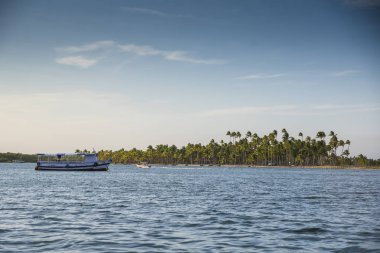 Sudaki deniz gemisinin manzaralı görüntüsü