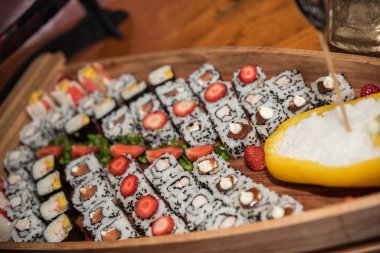 Sushi 'ye yakın çekim Tipik Japon yemekleri 