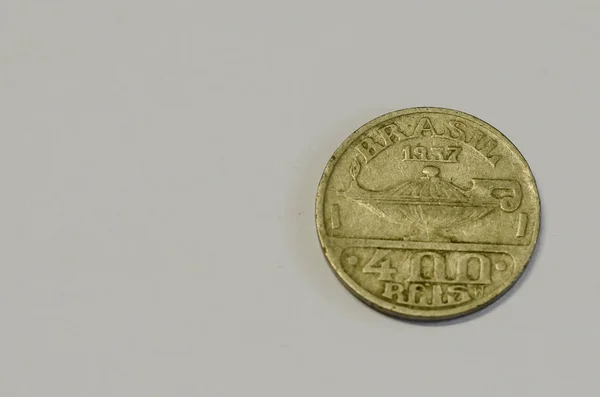 灰色背景的旧硬币特写 — 图库照片