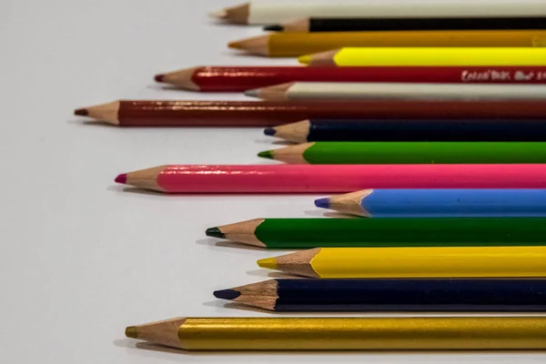 Vue Rapprochée Crayons Colorés Sur Fond Blanc — Photo