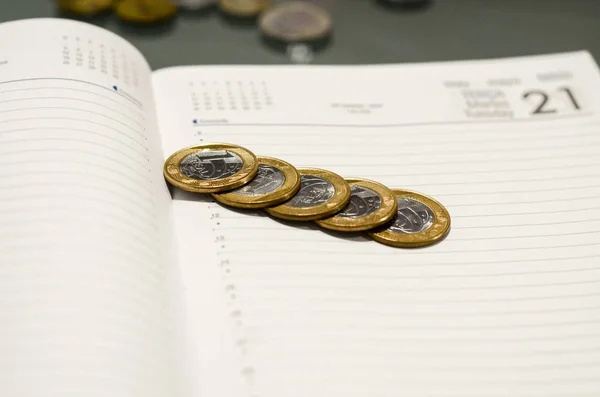 金融硬币在白色笔记本上的特写视图 — 图库照片