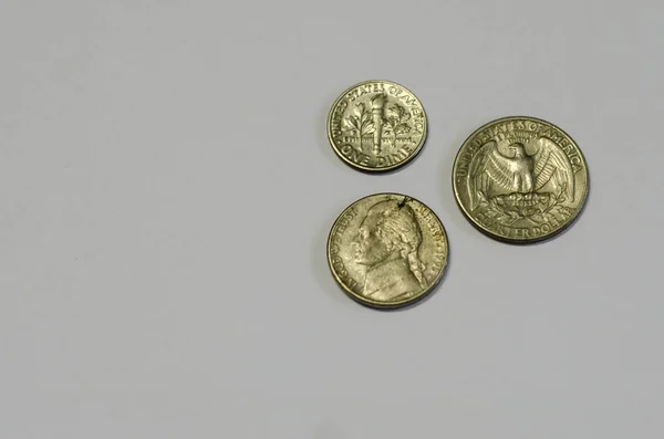 灰色の背景に古い硬貨のクローズアップ — ストック写真