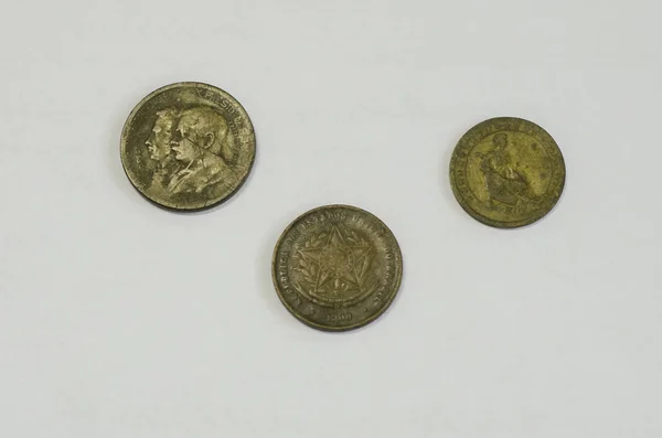 灰色の背景に古いコインのクローズアップビュー — ストック写真