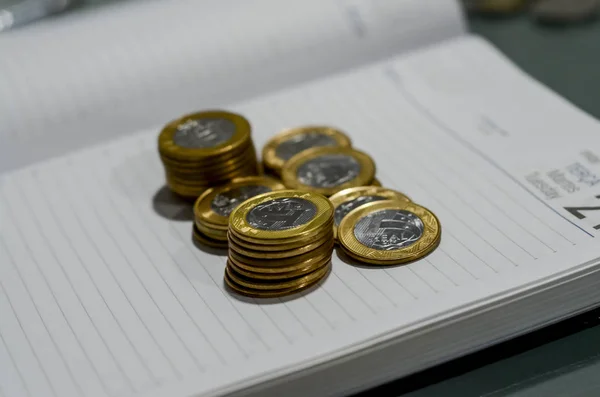 金融硬币在白色笔记本上的特写视图 — 图库照片