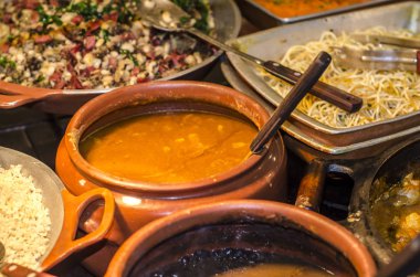 Tipik yiyeceklerle Clay Ot 'un yakın plan görüntüsü