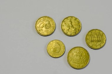Gri arkaplandaki eski paraların yakın plan görüntüsü