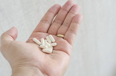 Metin için boşluk ile el ele tutulan tabletler