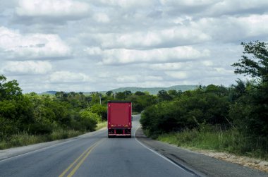 Kamyon bagajının manzarası, yollarda dönüyor, arka planda damgalanacak