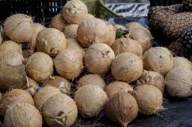 Panayırda kurutulmuş hindistan cevizlerinin yakın çekim görüntüsü