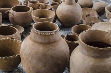 Fuarda çeşitli boyutlarda kil çömlekler ve yığınlar var.