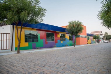 Okul binasının modern cephesinin manzarası