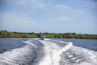 Sudaki deniz gemisinin manzaralı görüntüsü 