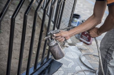 Metal yapıların elle boyanmasının yakın plan görüntüsü 