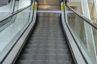 Tren istasyonundaki yürüyen merdivenin manzarası.