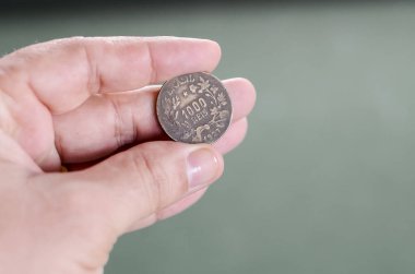 Eski para biriminin elinde sigortalandığı yakın plan görüntüsü