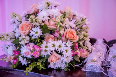 Çiçeklerle sıralanan sıralamanın yakın görüntüsü