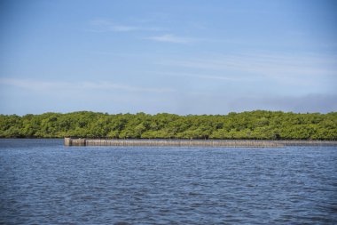 Dramatik bulutlar ile sakin göl su yansımalar