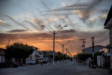 Serrolndia, Bahia, Brezilya 'nın ana caddesinde gün batımı 