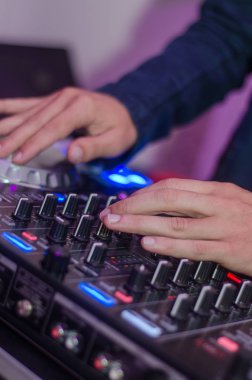 Dj Sound Table 'da çalan adamın yakın plan görüntüsü