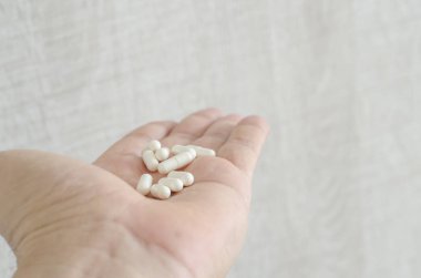 Metin için boşluk ile el ele tutulan tabletler