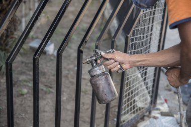 Metal yapıların elle boyanmasının yakın plan görüntüsü  