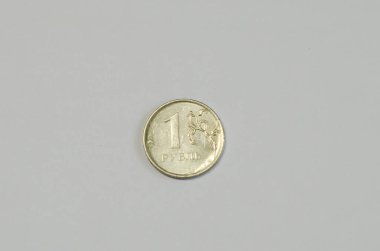 Gri arkaplanda eski paranın yakın plan görüntüsü