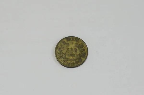Крупный План Старой Монеты Сером Фоне — стоковое фото