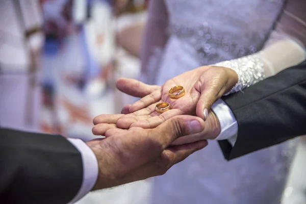 Vista Close Das Mãos Homem Segurando Anel Casamento — Fotografia de Stock