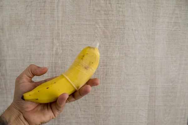 Vue Rapprochée Main Tenant Banane Avec Préservatif — Photo