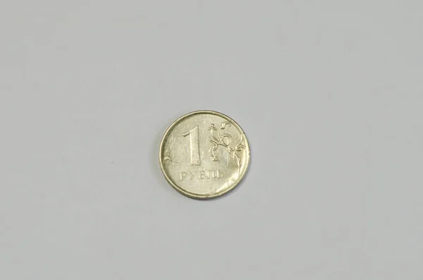 灰色の背景に古いコインの近景 — ストック写真