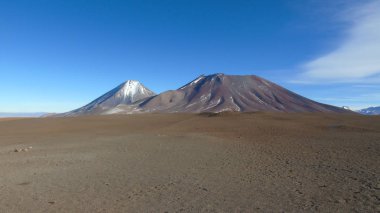 Licancabur volkanı Potosi sınırına kar yağdı Bolivya ve Şili, 5900 masl volkan