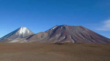 Licancabur volkanı Potosi sınırına kar yağdı Bolivya ve Şili, 5900 masl volkan
