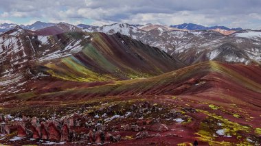 Kızıl Vadi, Palccoyo, Cusco, Peru 'daki gökkuşağı dağının yanında.