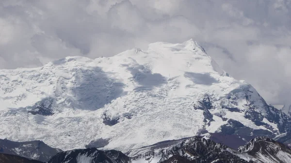 Cusco, Peru 'daki Alpamayo karlı dağı