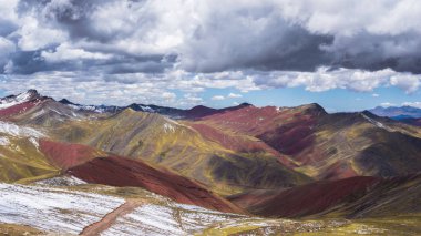 Kızıl Vadi, Palccoyo, Cusco, Peru 'daki gökkuşağı dağının yanında.