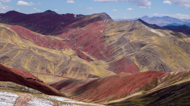 Kızıl Vadi, Palccoyo, Cusco, Peru 'daki gökkuşağı dağının yanında.