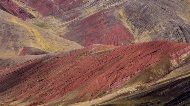 Kızıl Vadi, Palccoyo, Cusco, Peru 'daki gökkuşağı dağının yanında.
