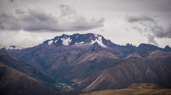 クスコペルーのウルバンバ山脈のチキンとサウシャライレイ — ストック写真