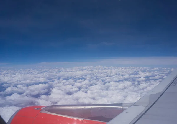 有蓬松云彩的飞机窗玻璃 — 图库照片