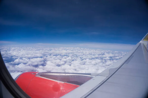 Flygplansfönster Med Fluffiga Moln — Stockfoto