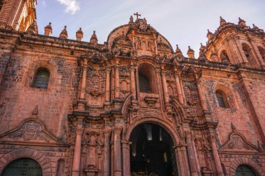 Cusco Katedrali Peru 'nun Cusco ana meydanında yer almaktadır.