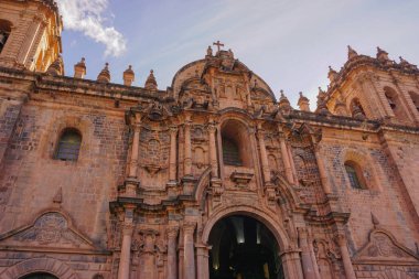 Cusco Katedrali Peru 'nun Cusco ana meydanında yer almaktadır.