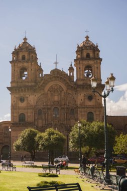 Compaa de Jess Kilisesi ve çan kuleleri Cusco Peru 'nun ana meydanından görüldü.